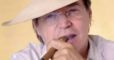 Ruy Castro lança livro com 99 textos sobre Tom Jobim